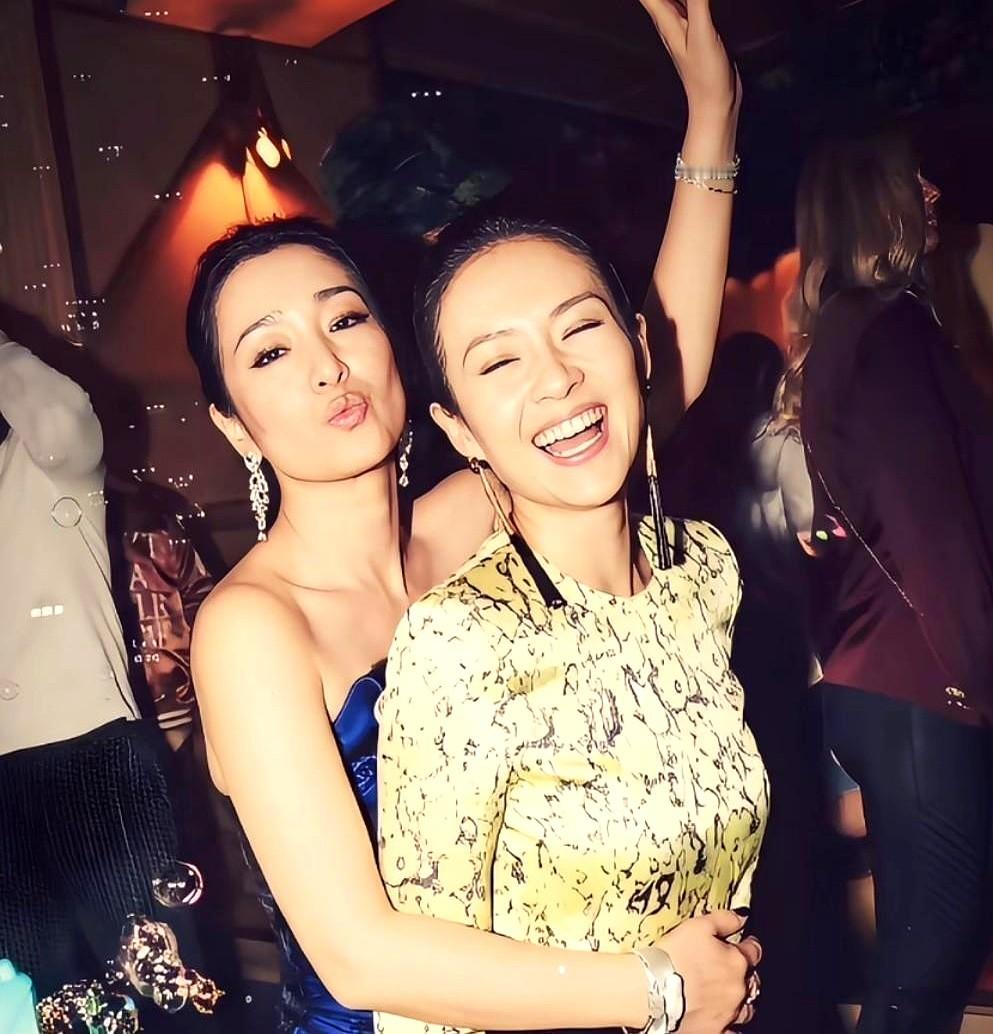 巩俐嘟嘴卖萌，章子怡仰头狂笑，这画面你敢信？

派对现场，平时气场两米八的巩皇套着件宝蓝抹胸裙，对着镜头直接嘟起嘴。旁边的国际章浑身锋芒全收，笑得眼睛眯成一条缝，后槽牙都快露出来了。

这俩人同框，就是半部华语电影史。平时在红毯上一个比一个拽，真到了台下端起酒杯，全成了卸下包袱的普通大姐。

哪有什