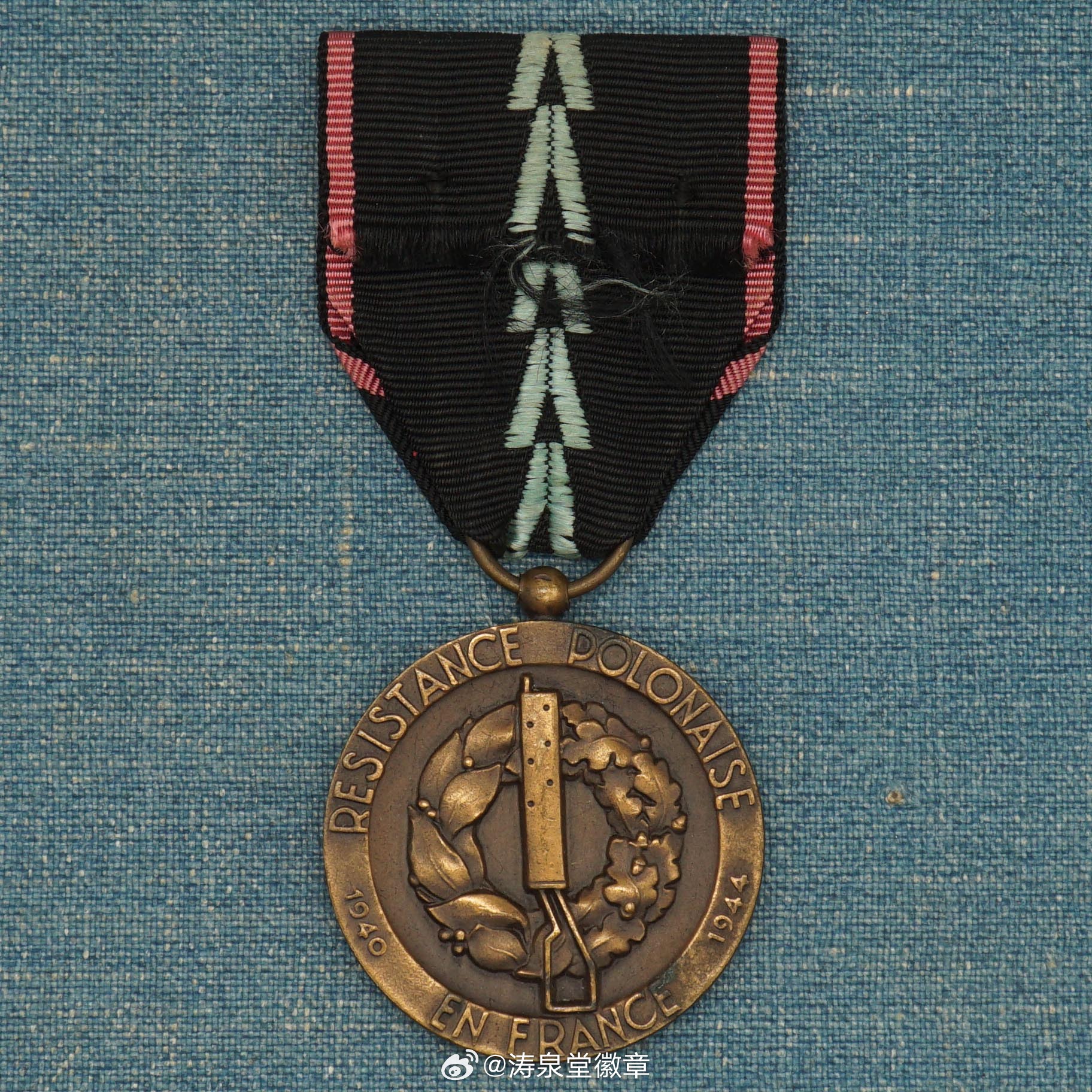 波兰在法抵抗运动奖章，铜质，1945年由波兰驻伦敦流亡政府驻法国全权代表兼波兰在法抵抗武装力量最高军事长官—安东尼·兹德罗耶夫斯基将军下令设立，授予在1939至1945年间，在兹德罗耶夫斯基将军指挥下，在法国境内直接参与抗击德国占领军的波兰籍抵抗战士、法国本土游击队以及其他外国反法西斯志愿者 ​