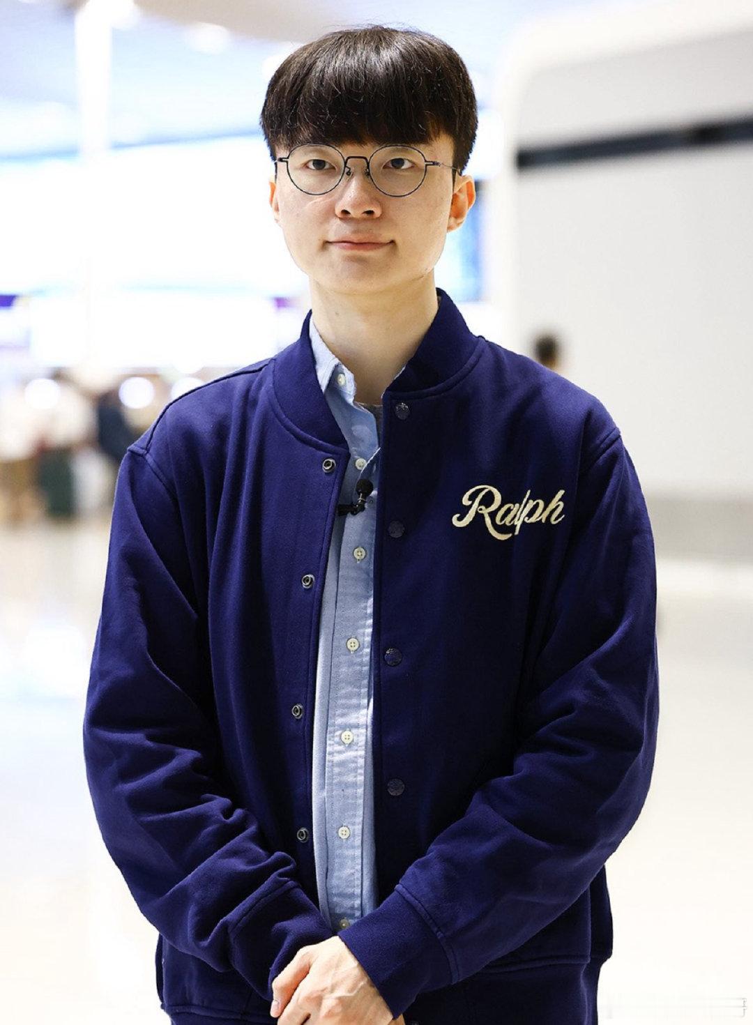 T1出发S16总决赛！Faker：第七冠为了粉丝！T1在10月18日从韩国仁川机场出发前往美国，参加S16全球总决赛！作为队伍核心Faker接受采访表示：很期待世界赛，谈及争夺自己第七个冠军的意义，还是为了粉丝！#faker##英雄联盟S16# ​