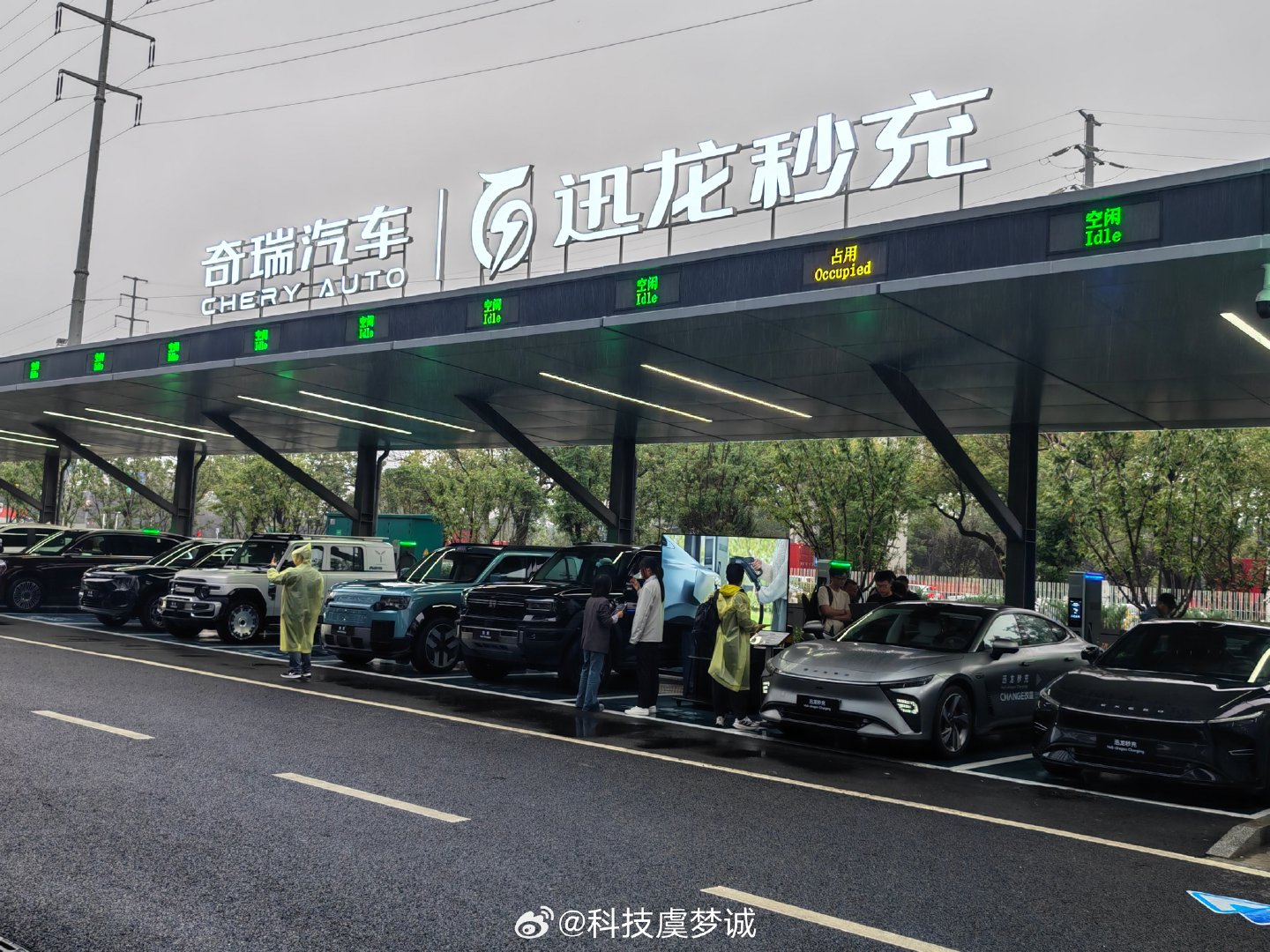 我也是线下参加2026奇瑞全球创新大会，前几天逛完这座沉浸式的未来城，真切读懂了#AI创造的自由生活有多爽#。
 
以前总觉得AI、前沿科技离日常很远，到现场才发现，奇瑞想做的，是把我们不想操心、不想费力的事交给技术，把时间还给自己。
 
在这里能看到好多有意思的体验：Robotaxi、凌云eVTOL，出行不再只有单一的路面选择；猎鹰智驾、灵犀8D座舱，出行路上的疲惫交给AI，我们只管安心享受旅途。能源这块也刷新我的认知，迅龙秒充、V2G车网互动，还有固态电池，补能更快、用电更灵活，能源自由不再是口号。

 在迅龙秒充的体验区，听着工作人员现场讲解、看着演示操作的时候，真的被狠狠惊喜到。这套1500A极速充电系统，峰值功率可以做到1.44MW，最直观的亮点就是充电5分钟，续航直接增加500公里。
 
而且它不只是充电快，细节考虑得特别周全。充电枪重量很轻，不到2kg，女生拿起来也毫不费力；运行的时候噪音很低，最低只有50dB，差不多轻声交谈的音量，不会有嘈杂的轰鸣声。采用浸没式液冷...
