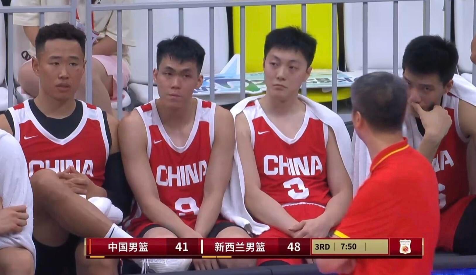杀人诛心这一场😔中国男篮77‑84输给新西兰。最扎心的是新西兰球员赛...