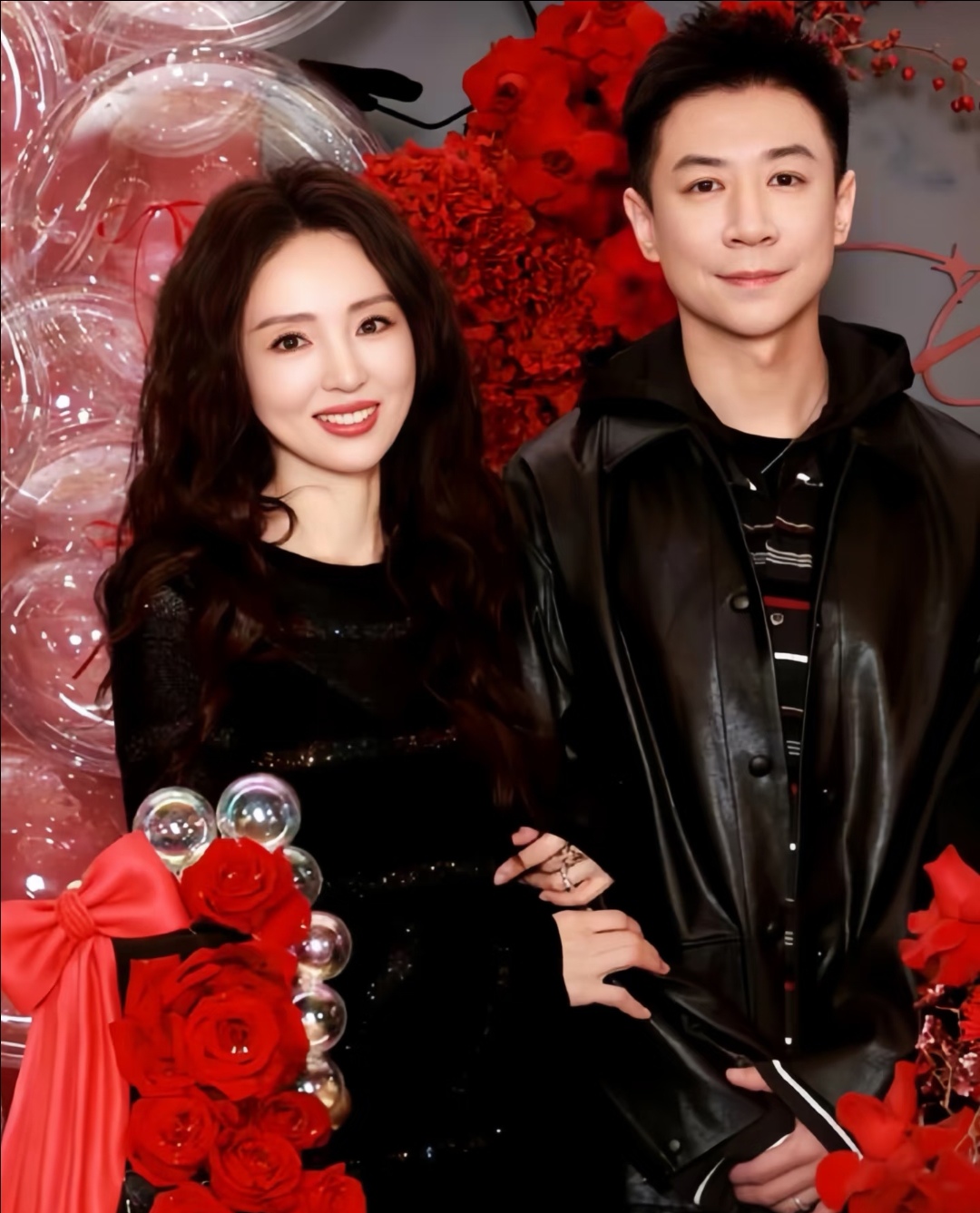 独自背负近5000万元，带女儿小酒窝营业还债的董璇，原来她再婚的原因这么简单，当初网友觉得张维伊配不上她，觉得这人事业一般，长相也不是很良善，未必是好的伴侣。

其实董璇自己在节目里讲得很明白，她再婚不是为了找靠山，也不是为了有人帮她还债。她和张维伊签了婚前协议，财产、债务分得清清楚楚，她的钱主要留