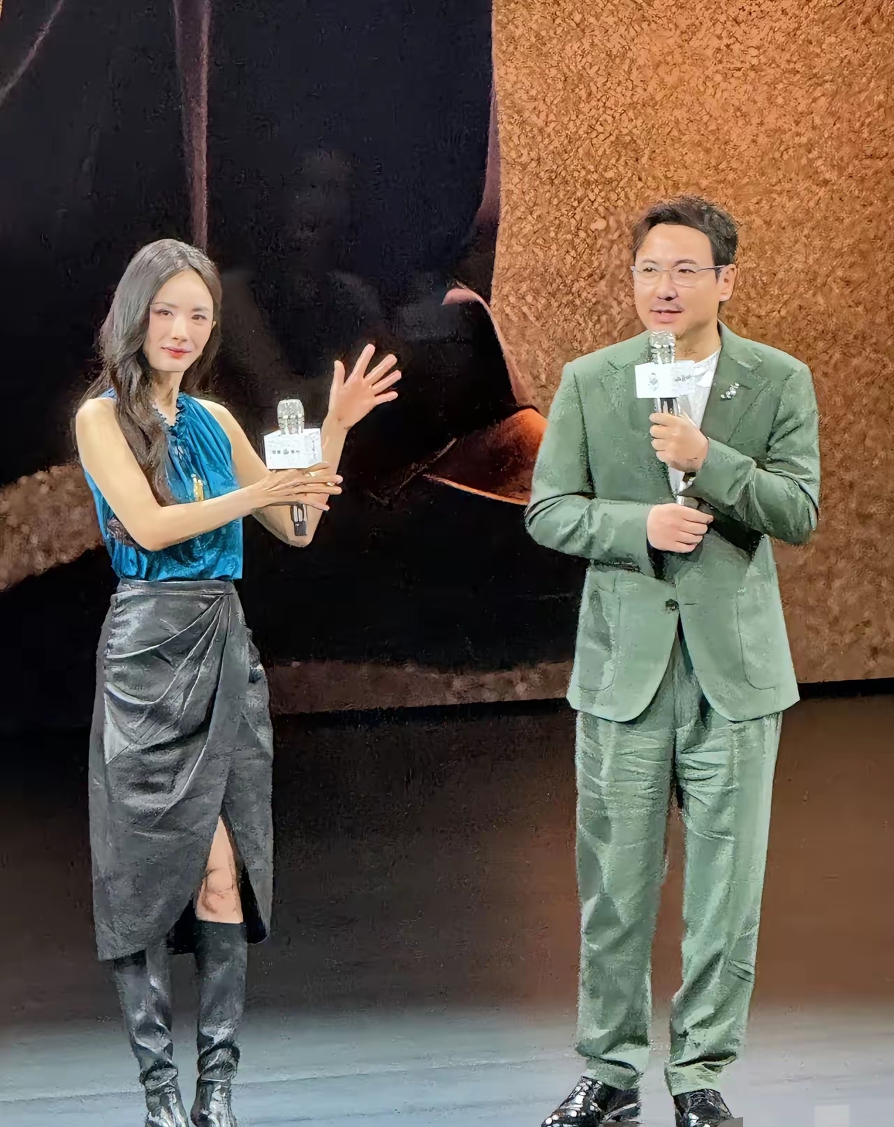 沈腾这也太搞笑了，只顾自己往前走，都忘了旁边的杨幂。
说实话，两个人还真的挺搭的