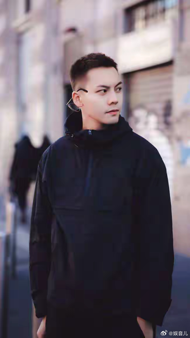 1.肖战和一博俩人都是直男，当初拍《陈情令》的时候是关系不错的，随着剧宣结束，俩人各自提纯，双方粉丝隔三差五撕来撕去，从同事变成了对家，到现在毫无联系。
2.陈伟霆没戏拍的时候，会跟何穗待在一起，两人一起带孩子，他特别喜欢娃。
3.四字信玄学的，大佬给他介绍过这方面的人，从演唱会到项目， ​