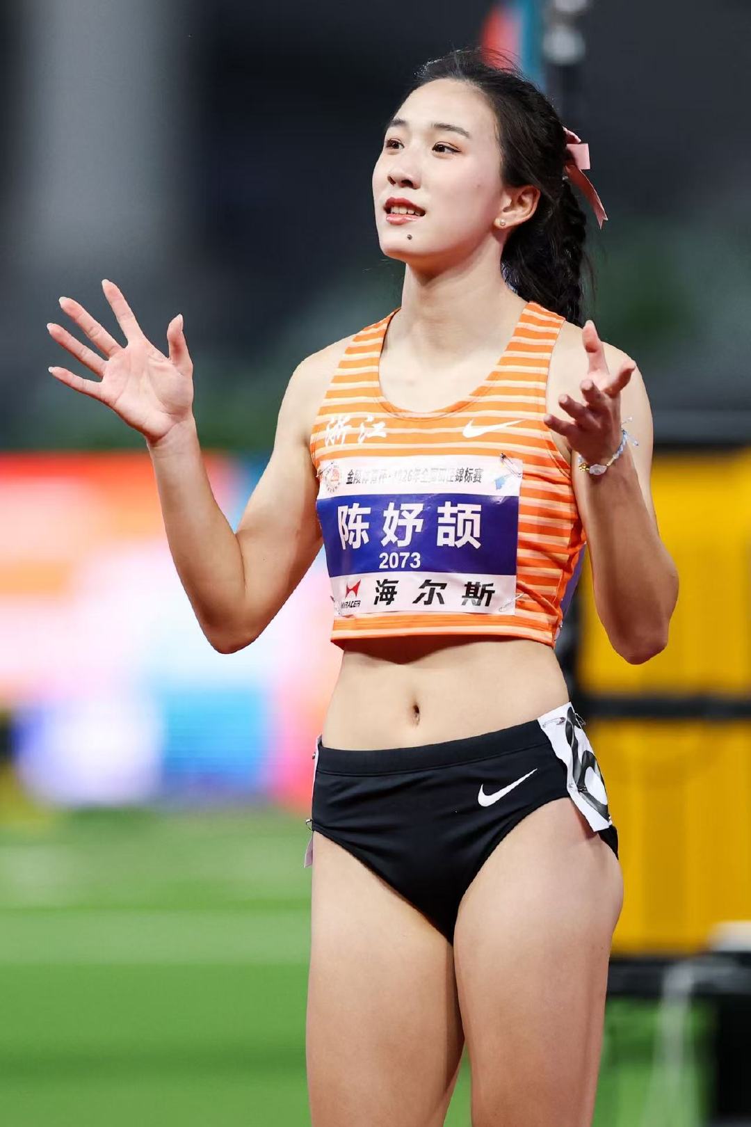#陈妤颉因喝奶走红的冠军第一人#田径新星陈妤颉，赛场之上爆发力拉满，赛场外过安检大口喝奶的名场面火出圈。17岁宁波小孩姐反差感拉满，奔赴名古屋亚运会，期待她在赛道冲刺发光✨#陈妤颉出征亚运表演过安检绝技# ​