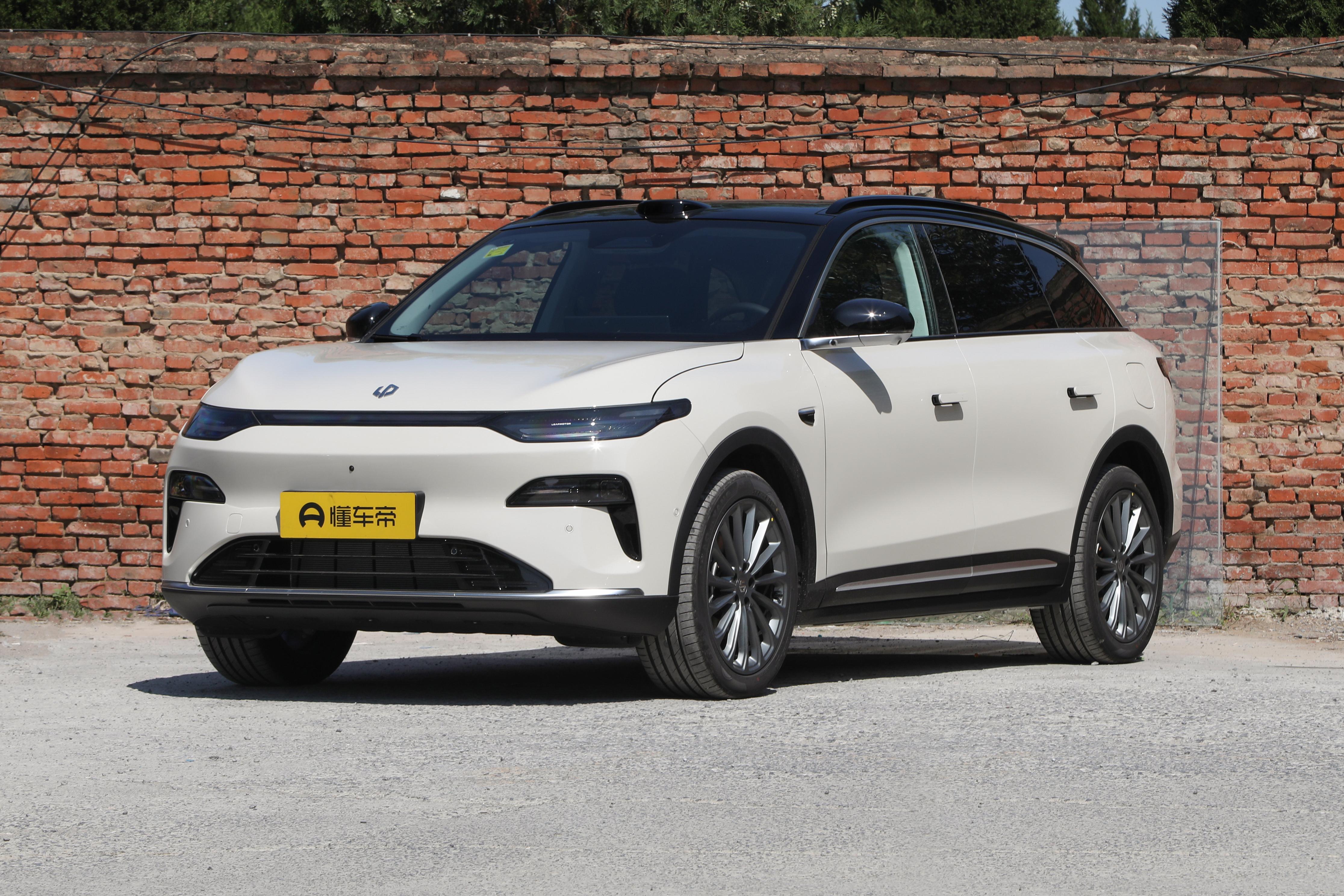 零跑C11这价格能买到中型SUV，还是双叉臂前悬，性价比确实是卷王级别的，预算有限但又想大空间的人很难绕开它。但这内饰的品控嘛，偶尔会有一些小瑕疵，比如缝线不齐、塑料件接缝略大，得碰运气，感觉像买盲盒。不过想想这价格，这些小毛病就当是手工感的体现吧。【来自懂车帝车友圈】