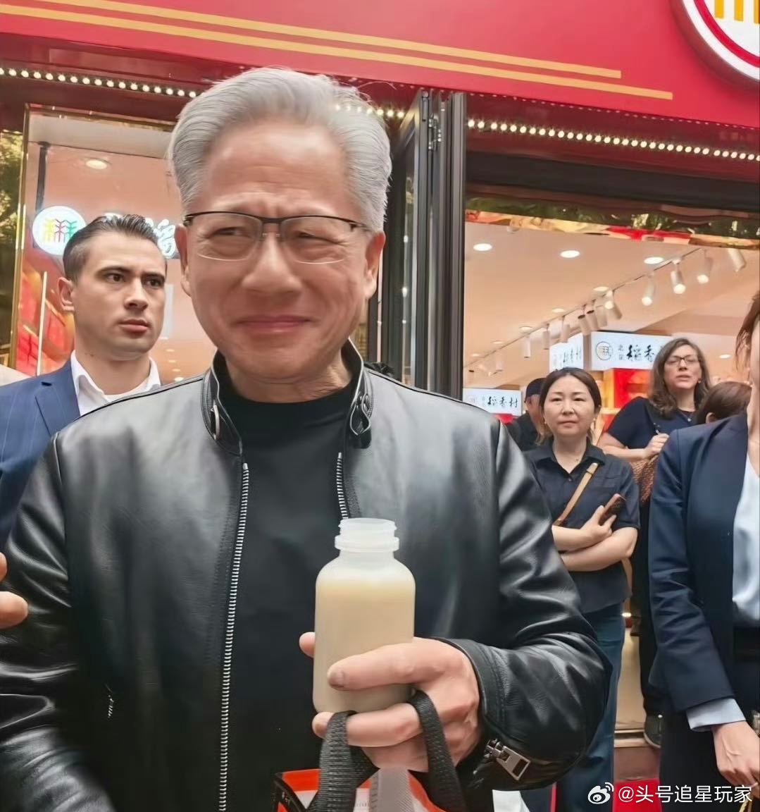 关晓彤推的，我喝的，黄仁勋演的。三部曲，齐了。