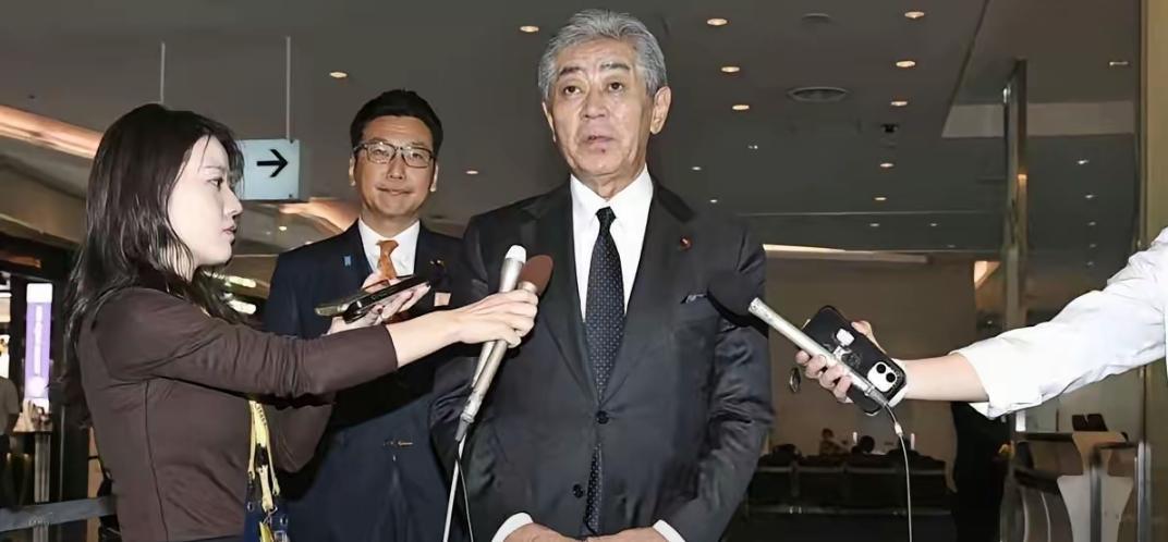 9月27日，日本前外相率50人团访华，目的只有一个，那就是希望中国能够缓和同日本的关系，恢复经济往来。但是，他们可能想的太天真了，一个国家整天在背后算计你，暗算你，准备拿刀要从背后向你下黑手的时候，你还有心思跟他搞好关系？只要高市不认错，不拔掉他们的獠牙，谁来也没用。

高市那边嘴上说着要对话，转头