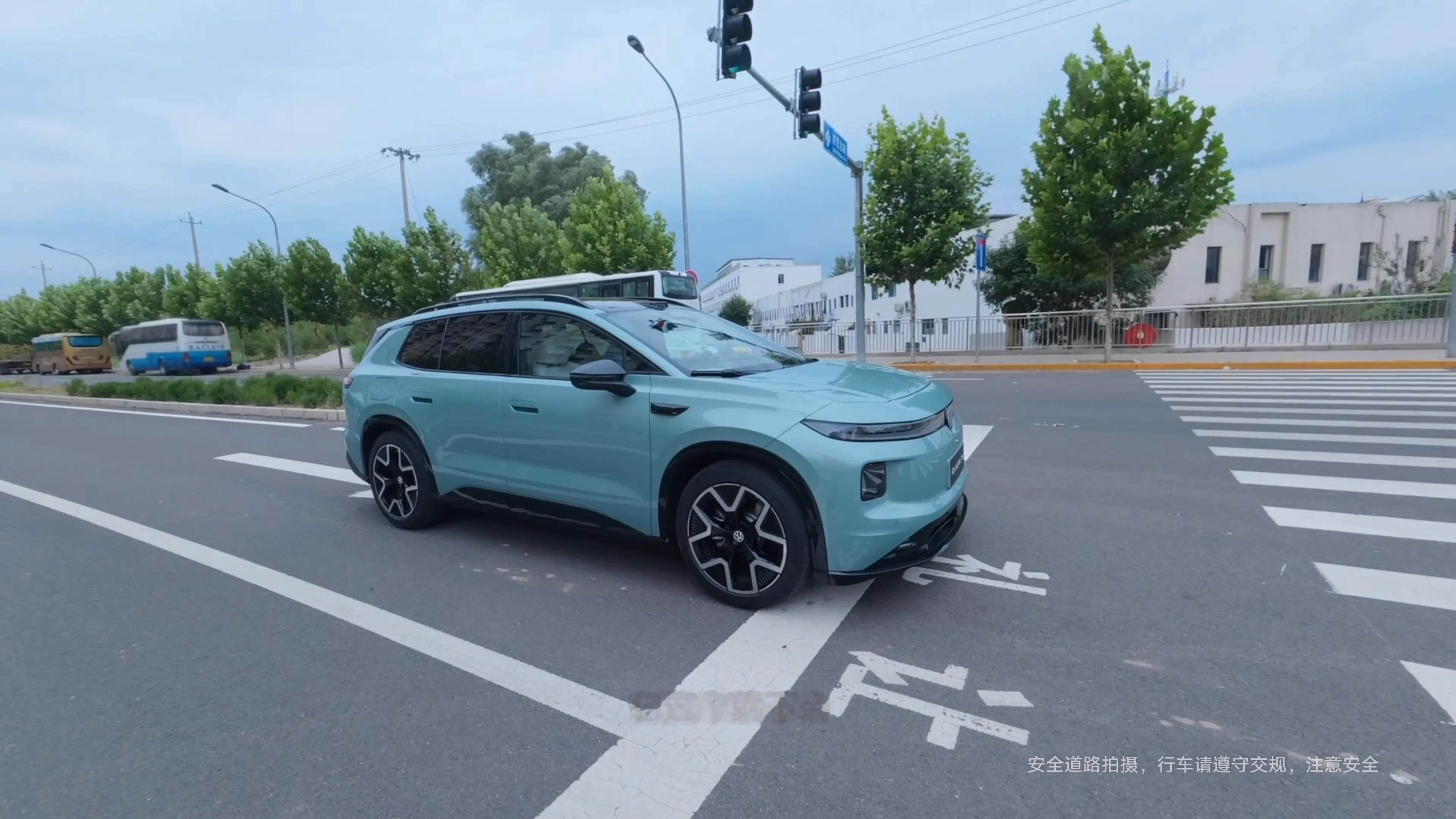 ·跟着易立竞看T6 易立竞找代驾试车 一汽大众T6
易立竞确实脑洞大开，别人试车找车评人，她却叫来一位代驾师傅试T6。访谈一汽-大众前，她没听产品经理讲解，也没看车评人的测评，理由很直接：资料里有的，产品经理都会说；可代驾每天开不同品牌、不同车况的车，跑真实路况，对好不好开、顺不顺手、坐