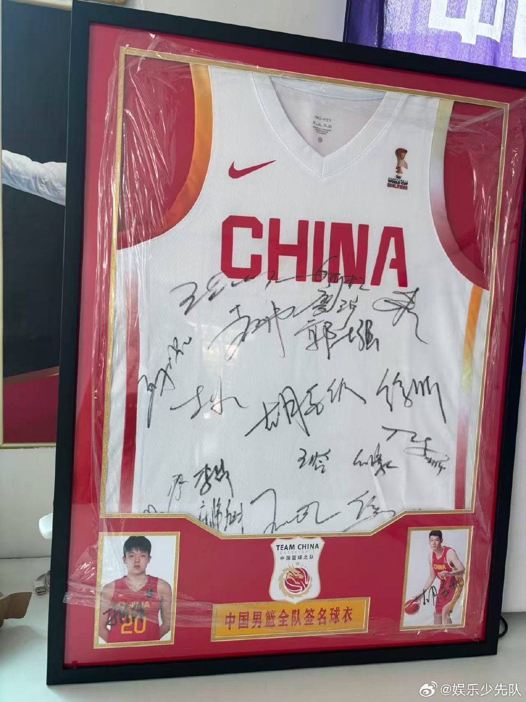 中国男篮全队亲签球衣 现场收集 真签 保真 
全新带吊牌 耐克正品 均
赵继伟 郭士强 王晗 李昂 焦泊乔 贺希宁 赵嘉义 杨瀚森 赵伟伦 王俊杰 朱俊龙 李洪权 庞峥麟 廖三宁 崔永熙 高诗岩 余嘉豪 胡金秋 曾凡博 ​