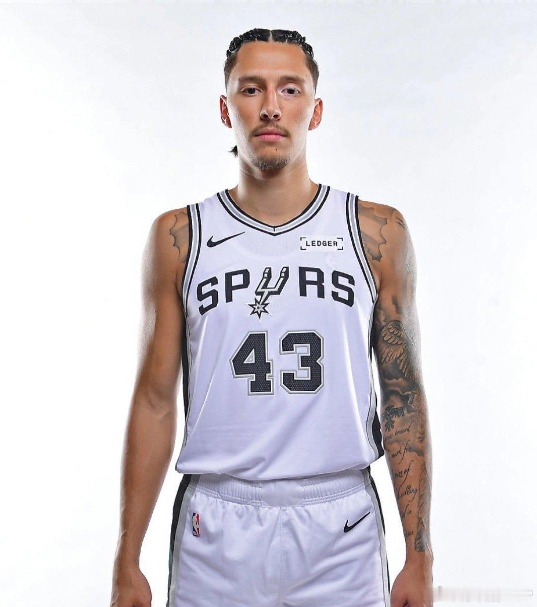 北京首钢男篮签约前NBA球员林迪-沃特斯三世。沃特斯是NBA落选秀，他投射能力非常出色，先后效力雷霆、勇士、活塞和马刺等队，其在NBA时的缺点是比赛专注度不够。总之，他的投射能力也许在CBA会大放异彩。 ​