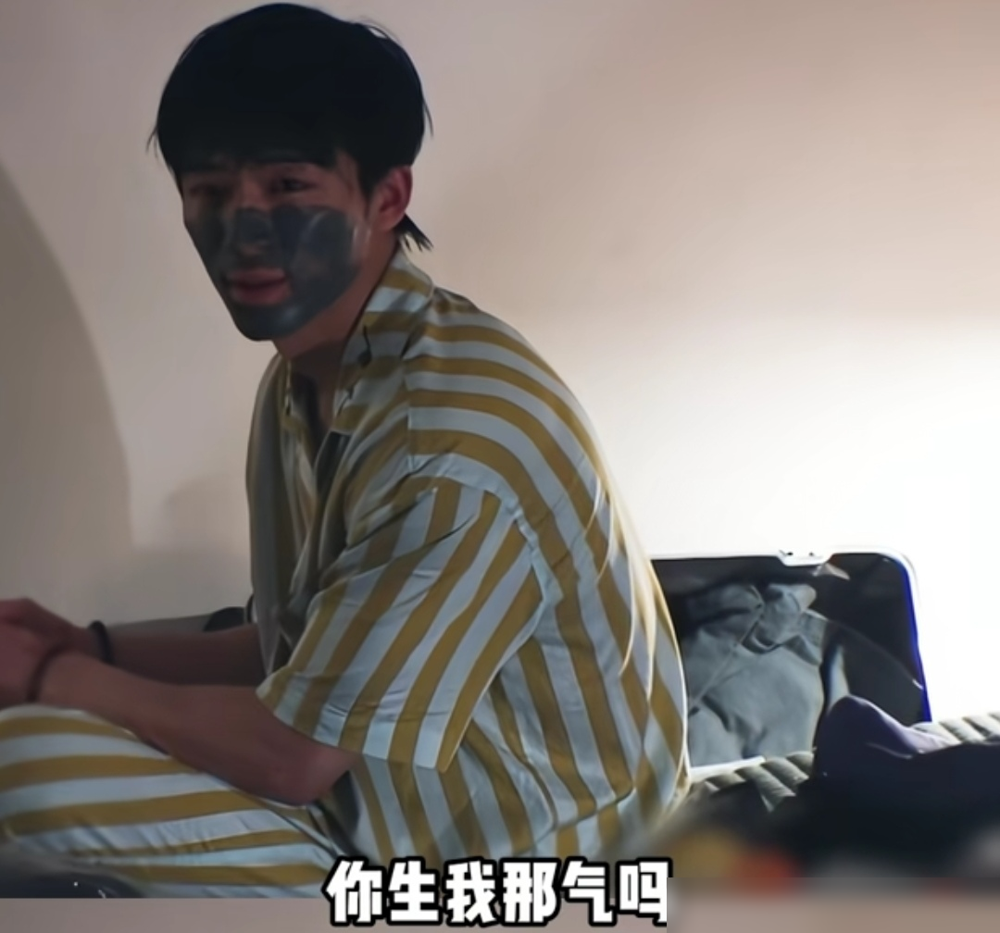 王星越把导游牌交给邓为那一下，弹幕全在刷像极了干完活解放的我。
邓为接棒，压力直接写脸上了。分任务、盯行程、照顾前辈，活儿一样没少干。王星越没端着，当面把话聊开，生怕对方憋着气。吴君如后来也提了，说早就看出邓为扛得紧。
一个累到情绪外露，一个直球过去解扣子。没剧本味儿，倒像熟人组团出门，谁急眼了