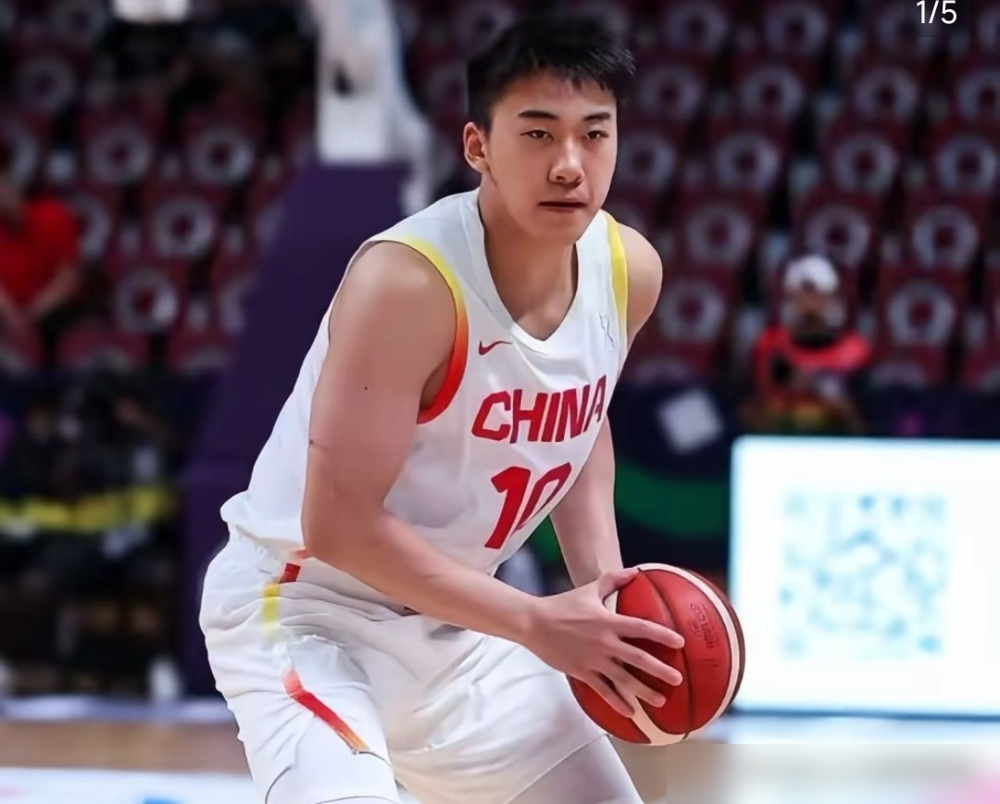 中国男篮锋线全偏科，居然没一个攻防全能的！
现在现役主力赵嘉义、朱俊龙这些锋线，个个都有攻防短板。乔尔杰维奇当初主打高大化路线，寄望张镇麟曾凡博撑起锋线，至今凑不出一个全能配置。
前主帅杜锋早就点破问题，不止球员技术偏科，战术安排也僵化，世界杯挡拆全走下线，给对手留了大把三分空位。苏群直言这是结