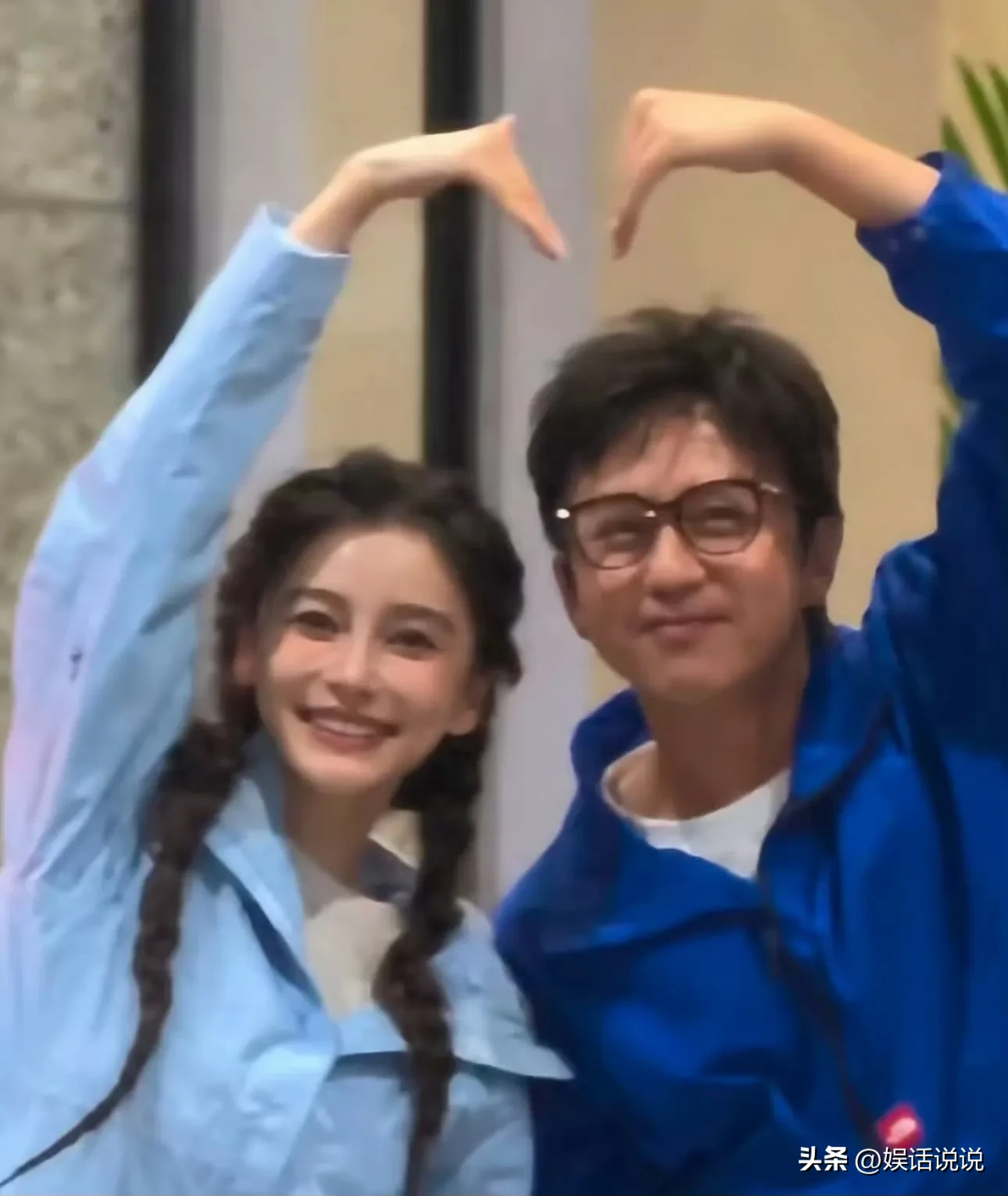 一个比心，把全网拽回2014年的周五晚上：邓超Angelababy，叔侄组合杀回来了

没有官宣，没有海报，只有重庆街头的路透。

10月26日，邓超和Angelababy被网友偶遇在录制公益微综艺。两人隔着玻璃看到粉丝，几乎同时抬手——合体比了个心。邓超松弛站位，Baby扎着麻花辫笑得毫无防备，那