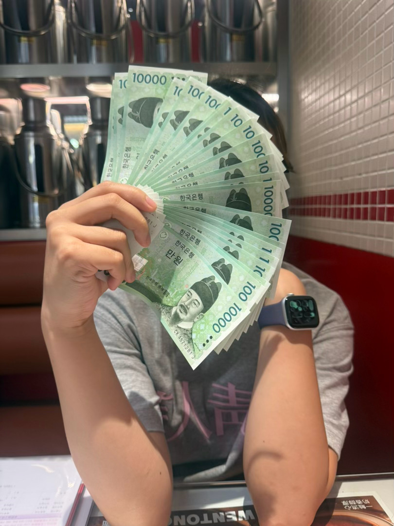 中午一放学就去办签证了 还拿到了韩元现金💰中午去花城汇吃 本来想吃潮...