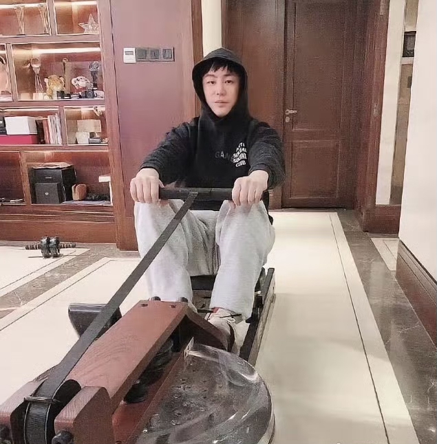 胡彦斌千万豪宅内景曝光，全屋实木竟装出博物馆质感，审美不错
