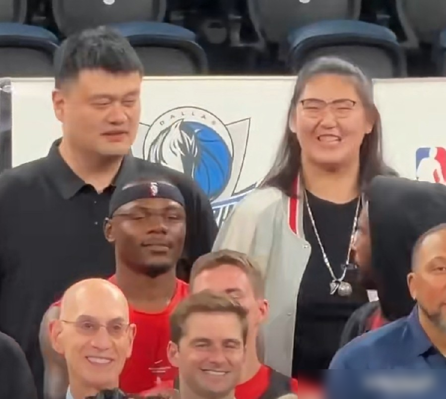 姚明被问怎么指导杨瀚森这帮年轻人，直接甩了句自己不要误人子弟了。这话从篮协主席嘴里说出来，够狠。他拿开飞机打比方，一百年前的飞行员，现在坐进驾驶舱照样抓瞎，飞机还叫飞机，里头全变了。中锋也是，除非你是奥尼尔那种怪物，不然拿二十年前的老经验硬套，纯属添乱。他还补了一句，中国篮球不缺天赋，缺的是让年轻人