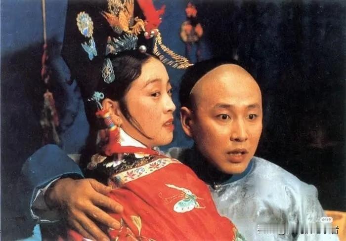 一代妖后时期的刘晓庆看起来怎么那么显老，还没有现在年轻呢？但是那时候真是天然粉黛来雕饰，刘晓庆扮演的慈禧太后当时真的很轰动，不是剧情多好，而是刘晓庆的演技惊人。