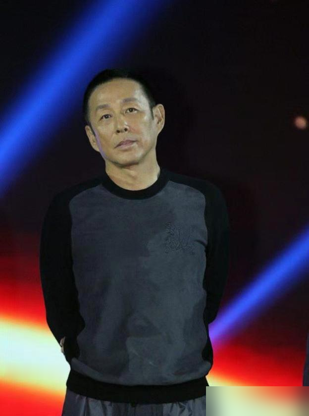 陈道明一句三任丈夫，台下直接炸了。
北影节闭幕，陈道明和葛优上台颁奖，提词器一出来，俩人开始拿巩俐开涮。说巩俐是全场最荣幸的人，为啥？姜文、葛优、陈道明，仨前夫全齐了。
《红高粱》里跟姜文，《活着》里跟葛优，《归来》里跟陈道明。银幕上嫁了三回，台下仨老爷们儿站一排。
台下一片哄笑，巩俐在底下也
