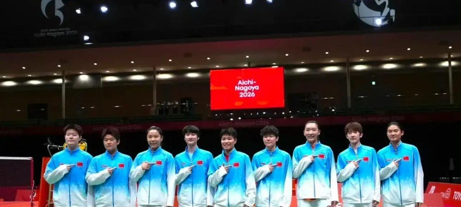 国羽亚运2金收官：男单52年最差0人进八强，石宇奇退役传闻缠身，陈雨菲打完封闭告别亚运，女双决赛刘圣书受伤坐轮椅退场
刘圣书在决胜局18平时左腿受伤，跪在场上无法正常站立，最终坐轮椅被推出赛场。111分钟的鏖战，换来的是一枚银牌和一副伤腿。而就在同一天，陈雨菲拖着打封闭的伤腿，在半决赛中被安洗莹40