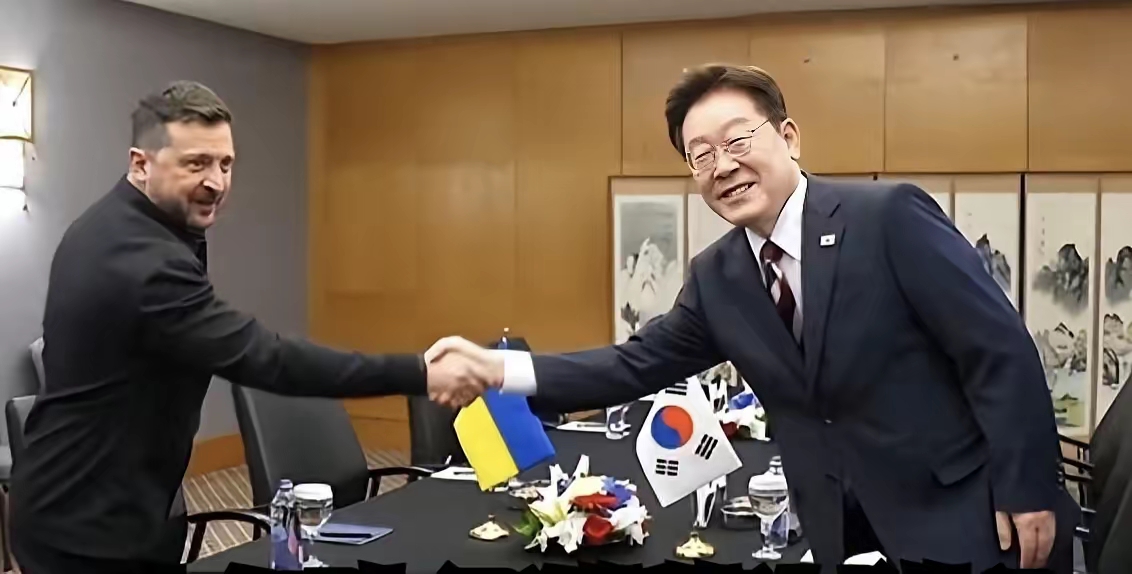​纸总是包不住火的，​乌克兰将两名战俘移交给韩国，并且这两名战俘作为朝鲜士兵的事件已经引起了高度的关注，并且遭到了韩国方面的严厉反对和指责，总统李在明已经开始​指责现在事情的错误性，指责乌克兰违反了非公开认识，之前双方在这一方面签订了一定的协议，但是这时候乌克兰却违反了，并将朝鲜籍士兵战俘移交给韩国