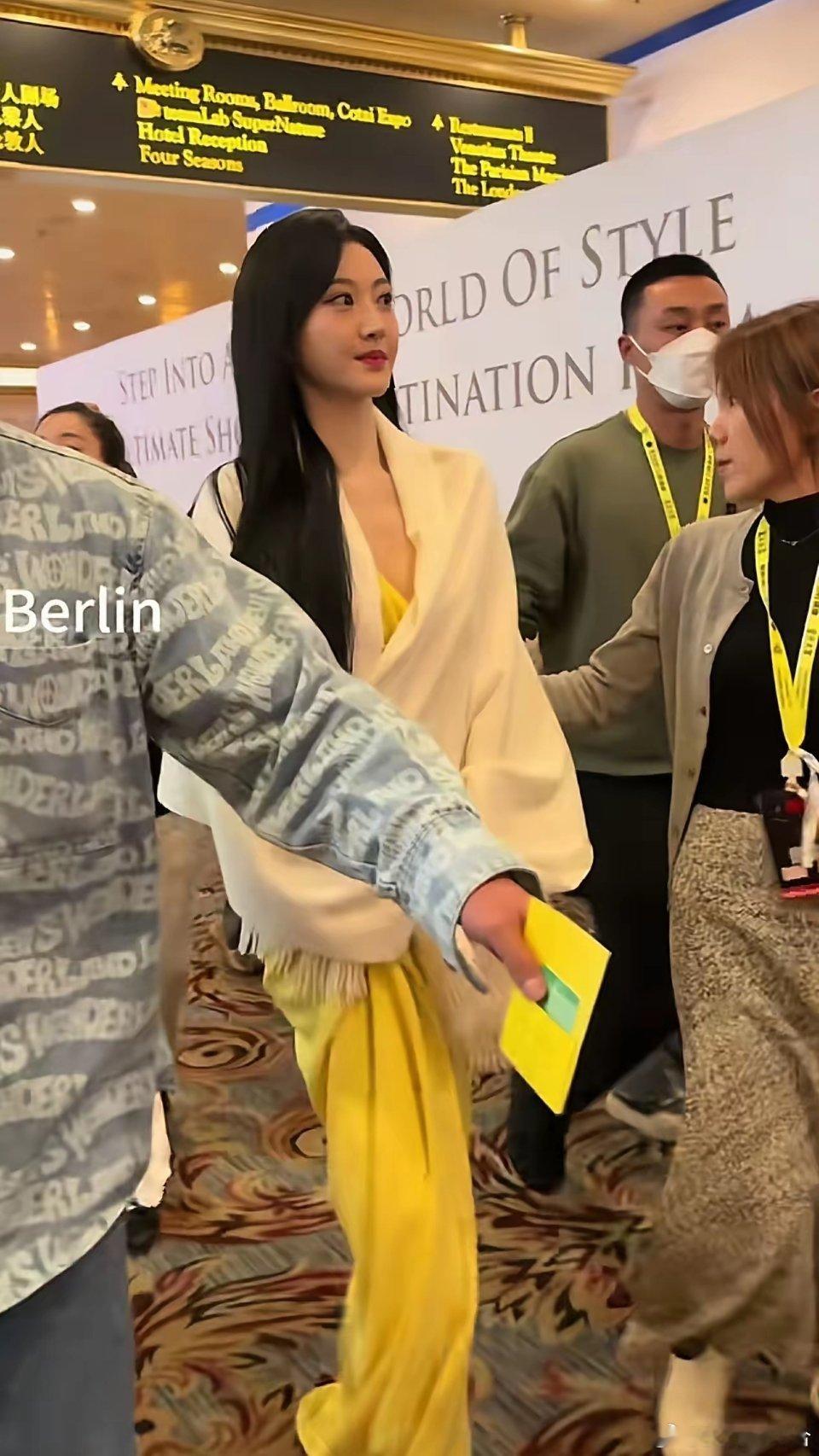 看了景甜出席活动时被前呼后拥人气爆棚的场面，感觉风波后的她比之前的人气更火爆了。

很多网友看了这次造型，普遍夸赞景甜长发披肩的形象非常美。有网友在那条视频评论区留言景甜的魅力堪称神助力，她属于罕见的"墙倒众人扶”的演员。
很少见明星深陷舆论风波时，  圈内圈外不是骂声一片“墙倒众人推 ​
