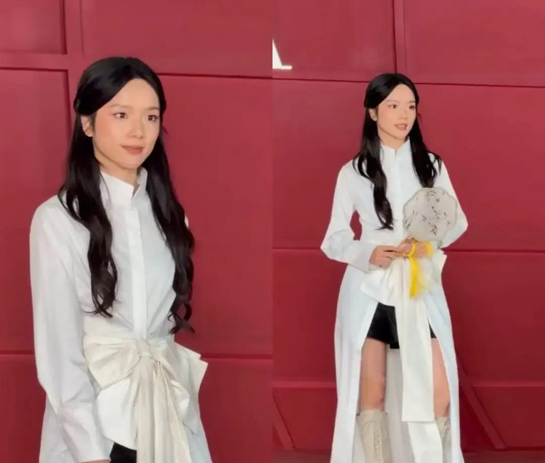 李思潼今晚这身行头，简直是小个子女星红毯穿搭的终极反面教材。
原本底子挺灵动的一个小花，硬生生被这套搭配压得喘不过气来。
她本身骨架就偏小，个子也不算高，走红毯最忌讳的就是“拖泥带水”。
结果团队倒好，直接给她套了一件过长又繁琐的大廓形上衣。
更让人看不懂的是脚下那双鞋。
笨重的大厚头皮靴