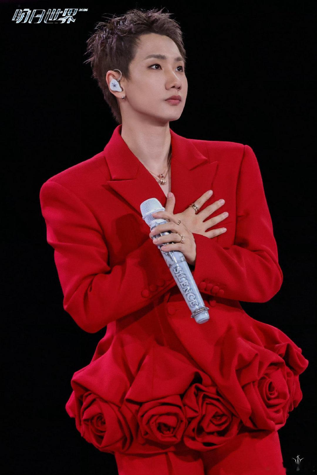 #汪苏泷嘉宾莫文蔚#谁在现场直接哭出声！汪苏泷穿羽毛西装弹唱，莫文蔚在旁边温柔和声，两个人的声线一搭，青春回忆直接全涌上来了 ​