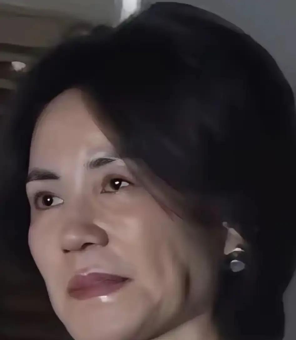 那英演唱会现场，镜头扫过观众席，一个57岁的女人硬生生抢了头条

脸部松弛，眼角满是岁月的痕迹，隔着屏幕都能看出那种难以掩饰的疲态

好多人第一眼盯着屏幕愣是没认出来，这竟然是隐退很久的王菲

这几年只要网上一提她，不是捎带上谢霆锋，就是扯上闺女窦靖童

这次本尊突然毫无征兆地露面，确实把大伙儿看懵