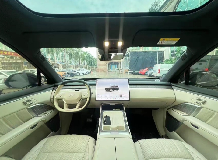 选一台大三排家用SUV，我看重的就是底盘舒不舒服，毕竟一大家子人都在车上，颠簸太大老人小孩很容易晕车。试驾完乐道L90，全系标配的行云智享空气悬架，给我的印象特别深。很多同价位车型空气悬架只有高配才有，而它入门版本就直接安排上，诚意这块没得说。前双叉臂加上后五连杆搭配空气弹簧，平时过减速带、坑洼路面