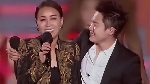 全网破防！那英演唱会满场找梁博无果散场后他悄悄发文我全程都在