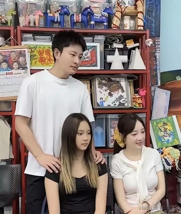 见惯了明星离婚后老死不相往来，
甜馨和爸爸妈妈的一张合影，让不少人心里一暖。
 
据网传合影画面，一家三口罕见同框，没有刻意回避，也没有多余的解释。
 
评论区里刷得最多的，不是议论是非，而是祝福。
 
娱乐圈里，离婚夫妻为了孩子同框的不算多，多年避而不见的倒是常见。
 
愿意为了孩子重新坐到一起，