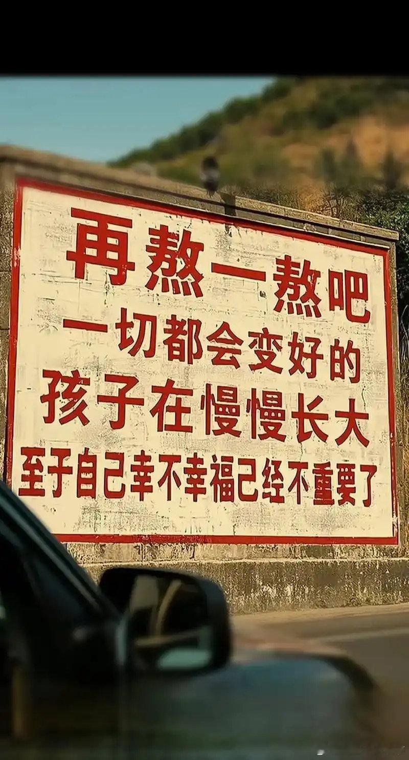 #尊界销量暴跌90%# 尊界2025年12月交付4376辆，对比2026年7月的367辆，跌幅约91.6%，这就得出了销量暴跌90%的结论。华为能活到现在也真不容易，各种各样的黑。2026年1‑7月尊界S800累计交付7348辆，领先第二名迈巴赫S级近2600辆，在70万以上超豪华轿车市场断层领先。 ​
