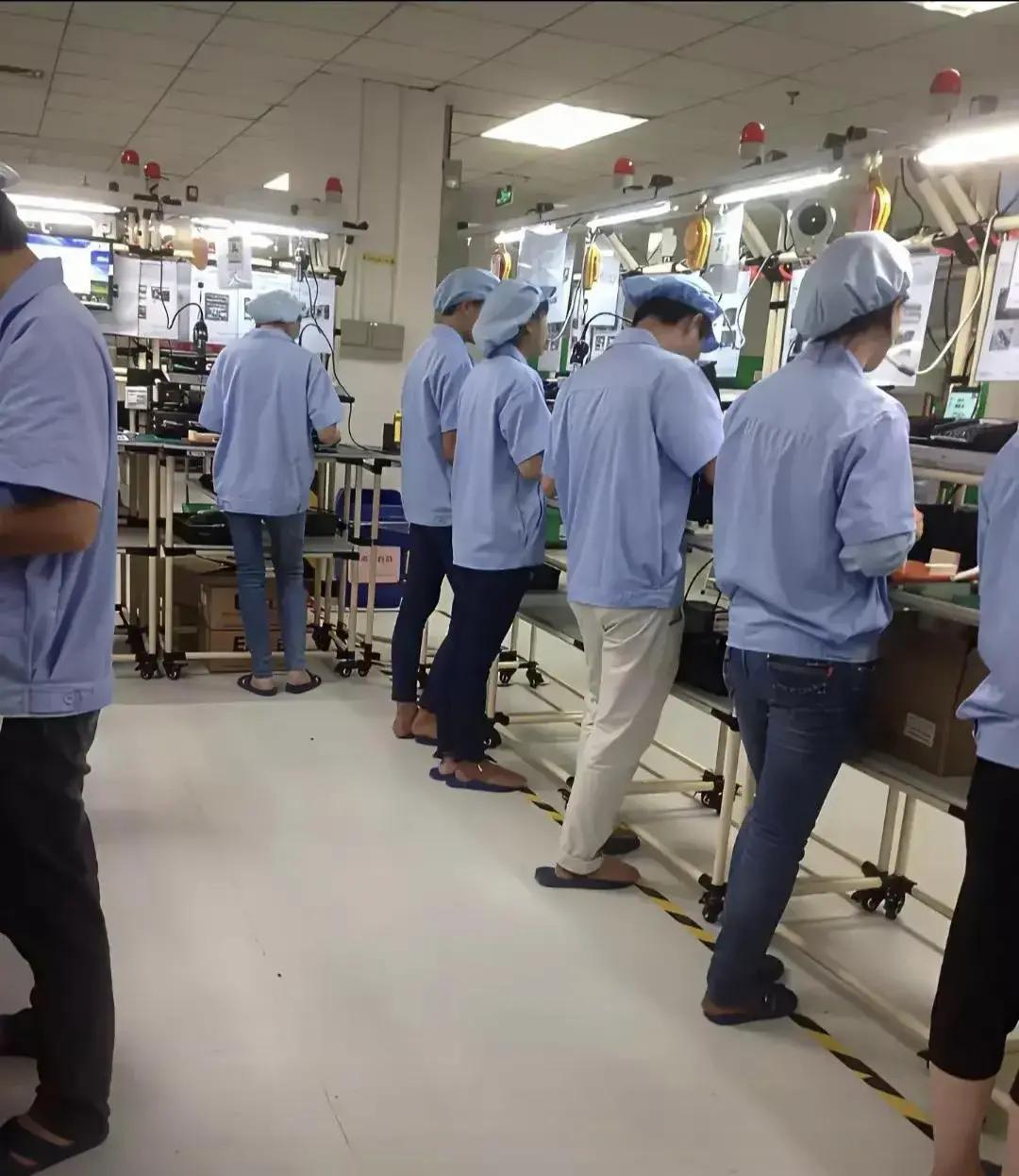 百年前福特知道给工人涨工资，工人才能买得起车；百年后的今天，大企业赚着几个亿，却把正式工全换成外包，连应届生都不放过。
把老百姓兜里榨干，生产的东西卖给谁？这不是省钱，这是砸了所有人的饭碗。
最扎心的不是“外包多了”，而是外包已经从补充岗位，慢慢变成了不少企业的常规操作。原文里那组数据很刺眼：65.
