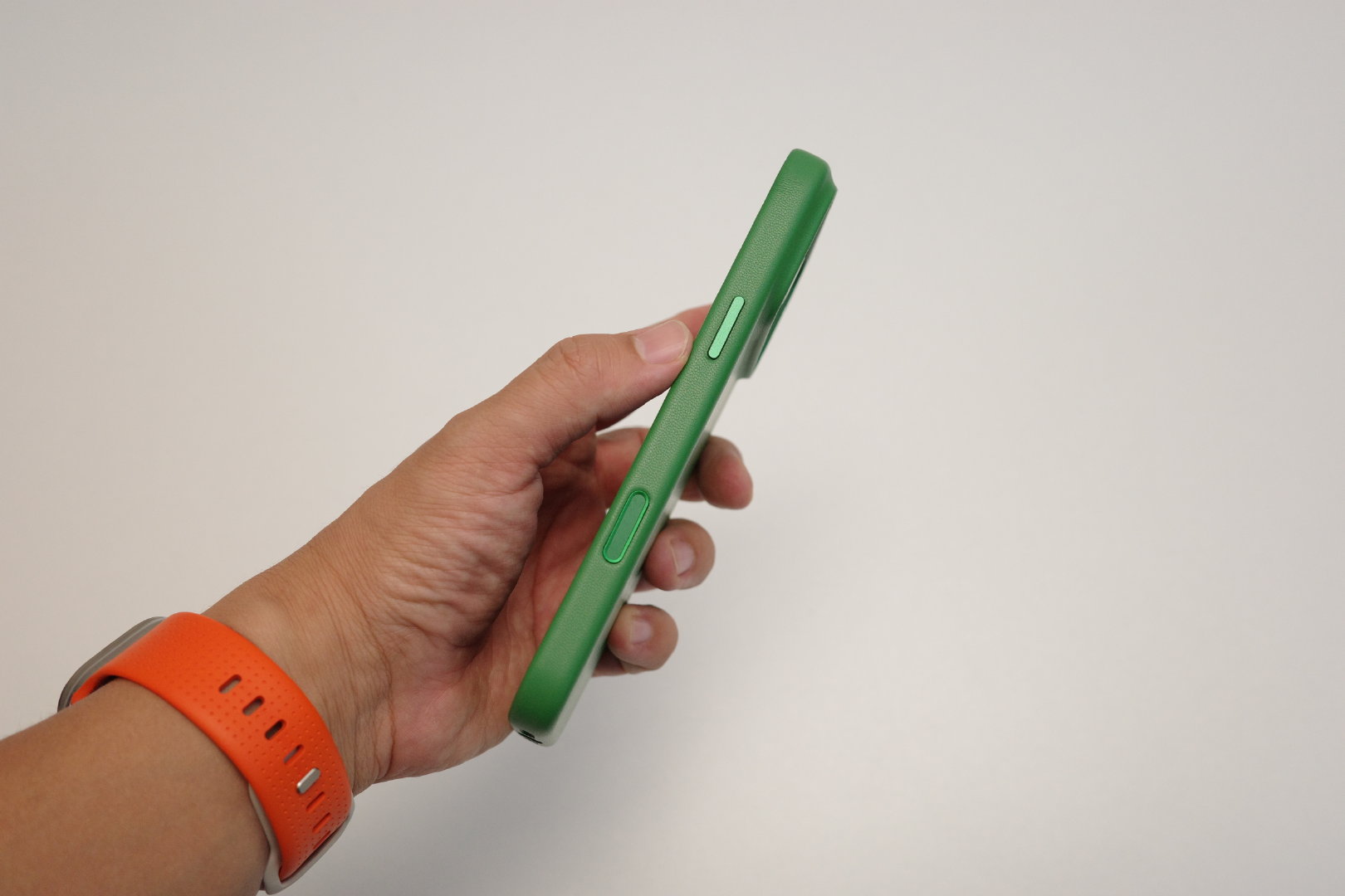 iPhone18ProMax 科技纳米皮

镜头火山口一体性好强，金属按键也都非常清脆灵敏～内置磁力也很强。重量不到30g控制得也非常好。

感谢老板送的这个绿色壳子，搭配我的黑色机器太符合我的审美了[抱一抱] ​