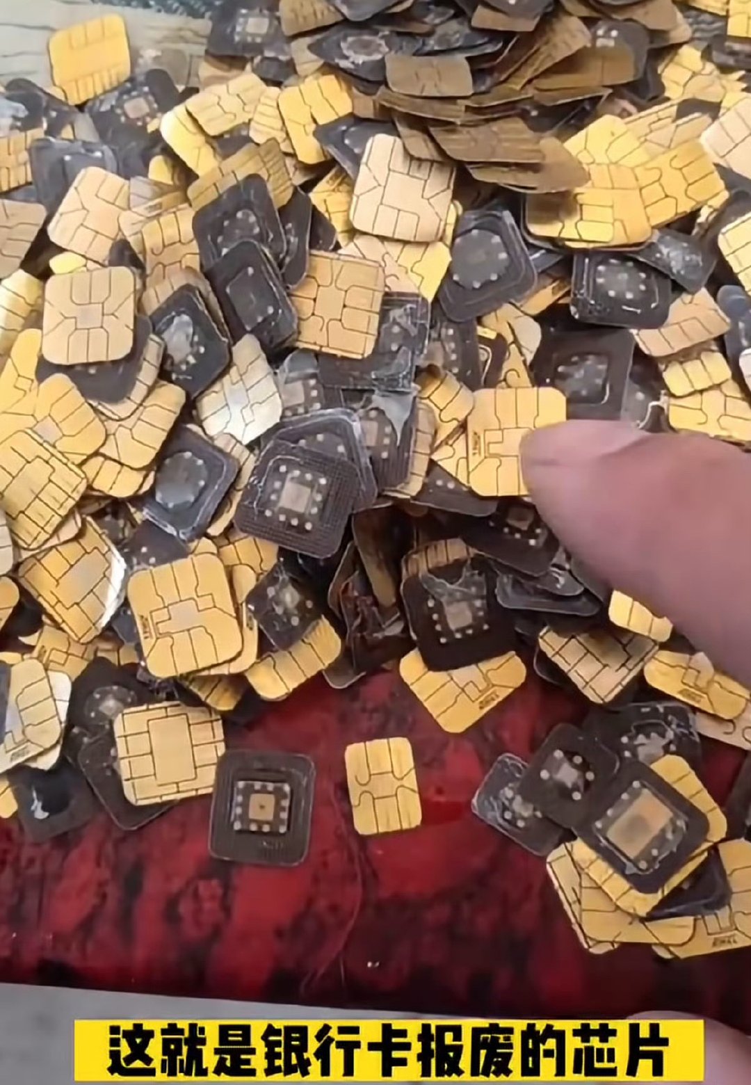 冷知识get✅银行卡芯片触点确实有镀金，但金的含量很少[笑cry][笑cry]想靠回收旧卡炼金发财的可以洗洗睡了[doge]#银行卡金色地方居然有黄金# ​