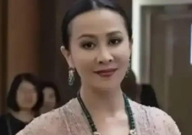 一场私下饭局上，刘嘉玲剥开手里的白水蛋，细细剔除蛋黄随手弃在桌面上，这举动把一旁的何赛飞直接看愣了

同桌的宁静全程没搭腔，一筷子戳起个整蛋直接塞进嘴里，最绝的还得是刘晓庆，她十分自然地顺走那颗被遗弃的蛋黄，随随便便蘸了点底料酱油就咽了下去

眼看气氛微妙，席间赶紧有人凑上来赔笑脸，猛夸嘉玲姐控制力