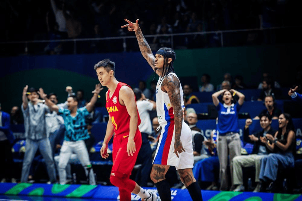 这张图能看到咱们的国家队控卫和NBA级双能卫的天赋差距，赵继伟已经是咱们很优秀的控卫，但面对菲律宾归化球员克拉克森，首先在身高臂展上就输了一大截。赵继伟身高1米83，臂展却只有1米82，比身高还要少一厘米，确实属于身材天赋比较一般的类型。而克拉克森在菲律宾既打控卫又打得分后卫，1米93的身高，却有2