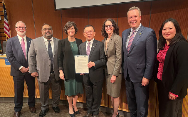【贝尔维尤市议会表彰资深华裔议员李瑞麟】贝尔维尤市议会日前向任职时间最...