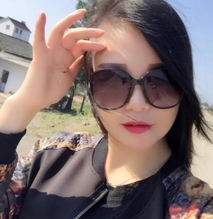 17号夜里失联，18号发寻人启事，19号证实已经找到遗体。33岁安徽女子方某，胆子也是真肥，大夜里自个儿住野外帐篷。许是她太爱找刺激了。

大家原以为又是一起任性闯野山的悲剧，可细看现场才发现，她遇险的位置离帐篷竟然只有短短十几米。

营地边上就是个正规停车场，几步路开外还能看到农家乐亮着的灯火。