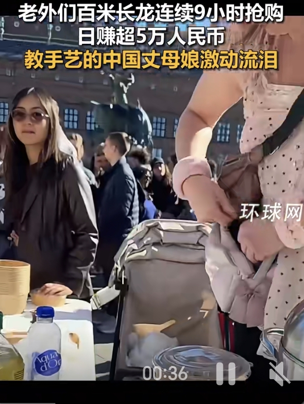 中国丈母娘的包子手艺，在国外卖成了“顶流美食”，老外排队百米抢

丹麦博主PeterQQVlog带着中国丈母娘传的包子手艺，在当地文化节直接卖爆。老外排起百米长队抢购，单日营收直接突破5万人民币。

得知消息的中国丈母娘当场红了眼，说活了大半辈子，做梦都没想过自己揉了几十年的家常手艺，能在异国他乡火