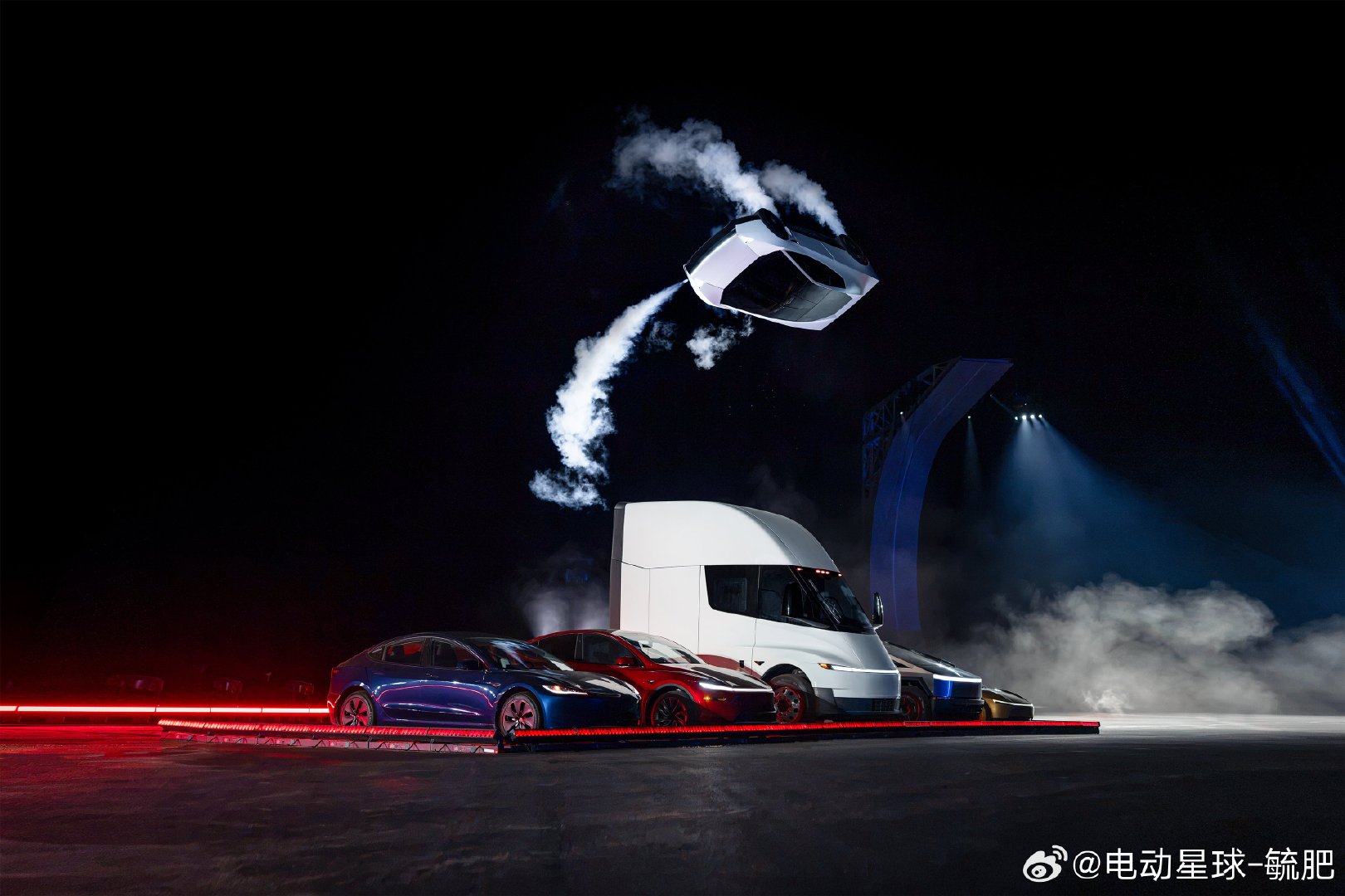 今天这场二代Roadster引发的车圈狂欢，非常罕见地充斥着Peace and love这种稀缺性情绪。

除了依然跳票，跳跳跳跳到厌倦以外，这应该是今年最欢乐的一场汽车发布会了，正如马斯克发布会说的，快乐值11分（10分满分）。

#特斯拉roadster真的会飞# ​