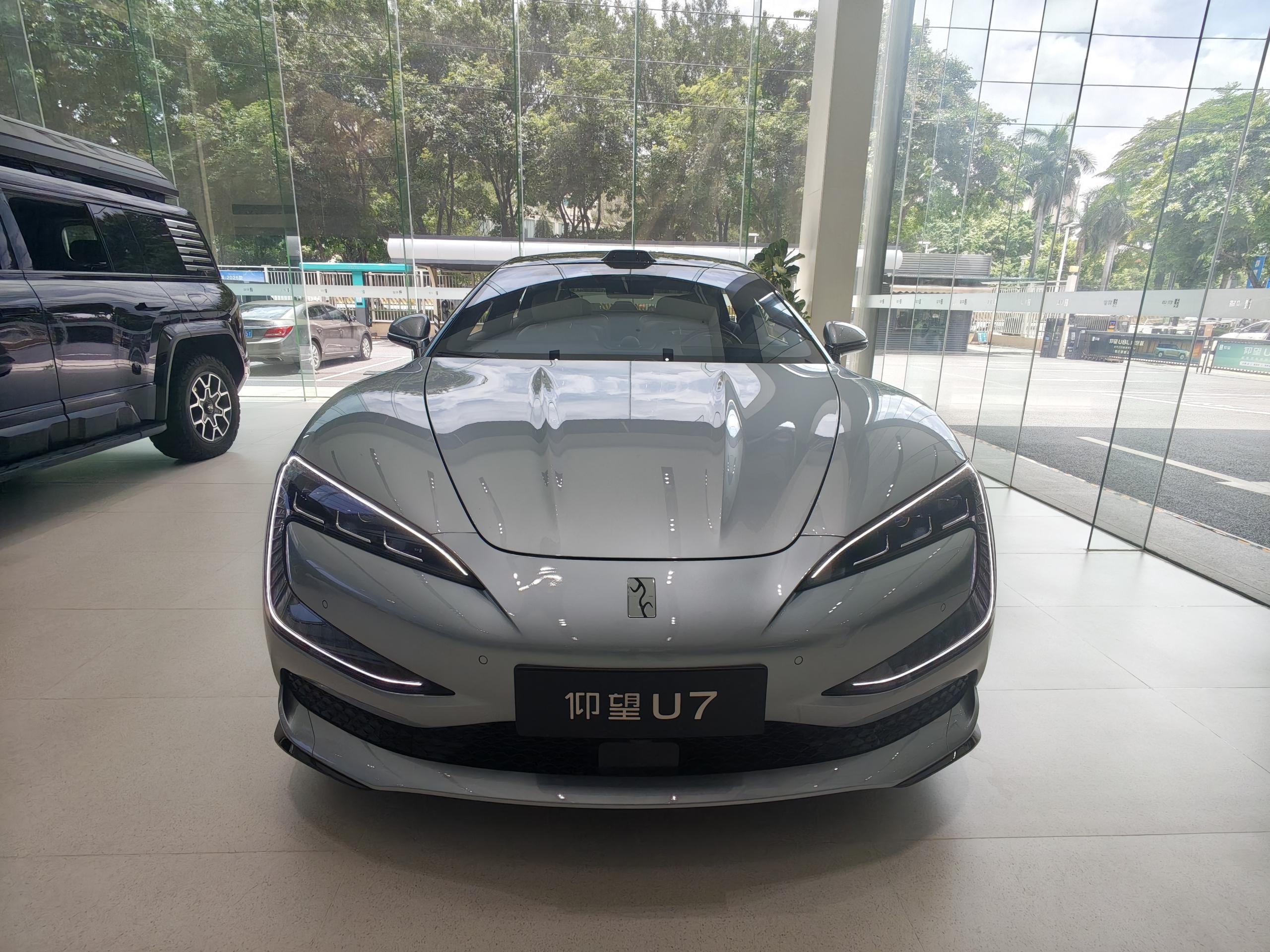 安静与动力如何共存？仰望U7 EV试驾手记
这次试驾关注两件事：动力是怎么释放出来的，以及座舱在不同车速下有多安静。
车辆来源为4S店试驾车，路线以城市拥堵路段、城市快速路和高速为主，全程约一小时。
起步阶段，电门调校偏柔和，轻点即有响应但不突兀，拥堵跟车时不用反复修正踏板；深踩之后动力铺开的节奏很