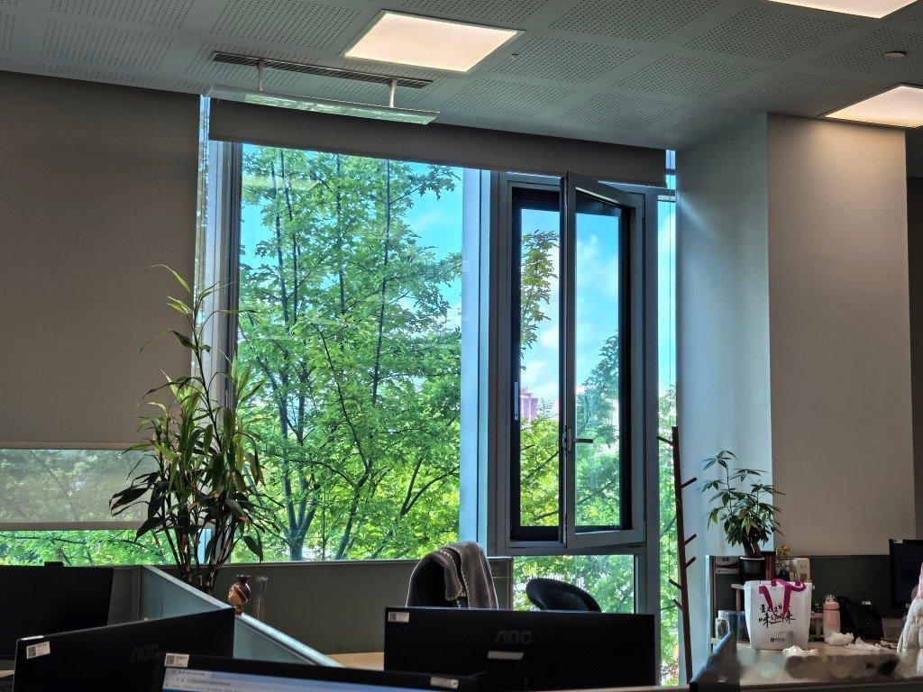 #生活日记分享
8.24-8.30
这周经常保持睡前阅读，下班后一边练字一边看剧，手机使用时间也变少了，很棒！有电动车真好。嘿嘿去龙湖吃饭的次数都变多了，嗖一下就到了。感觉自己在心理上这两年进步了很多。这周后半段心情有点动荡，和ai一起迅速分析了原因让自己平静和开心起来。昨天也是，早上刚起床有 ​