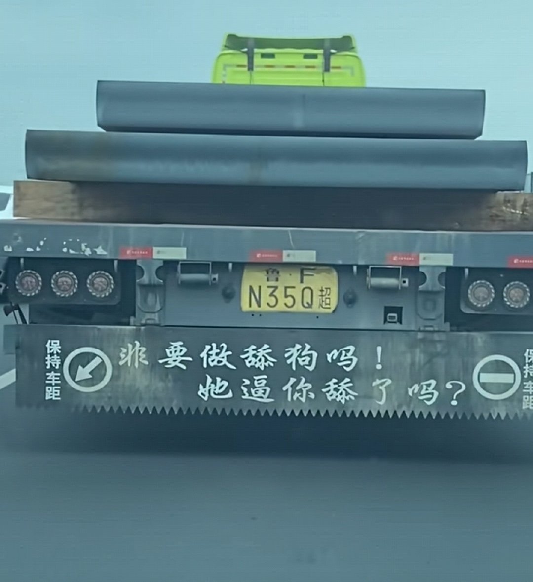 AI目前最大的问题，从三年前的OpenAI爆发，资本开支不断放大，但是收入端却出现token连续降价，而且资本开支的增长速率明显大于AI的成长速率，三巨头都扬言要暂停AI的开发，等等收入端的增长，但是懂王说AI事关国运，不前进就要被我国超越，然后就没有然后了

是泡沫就一定会破灭 ​