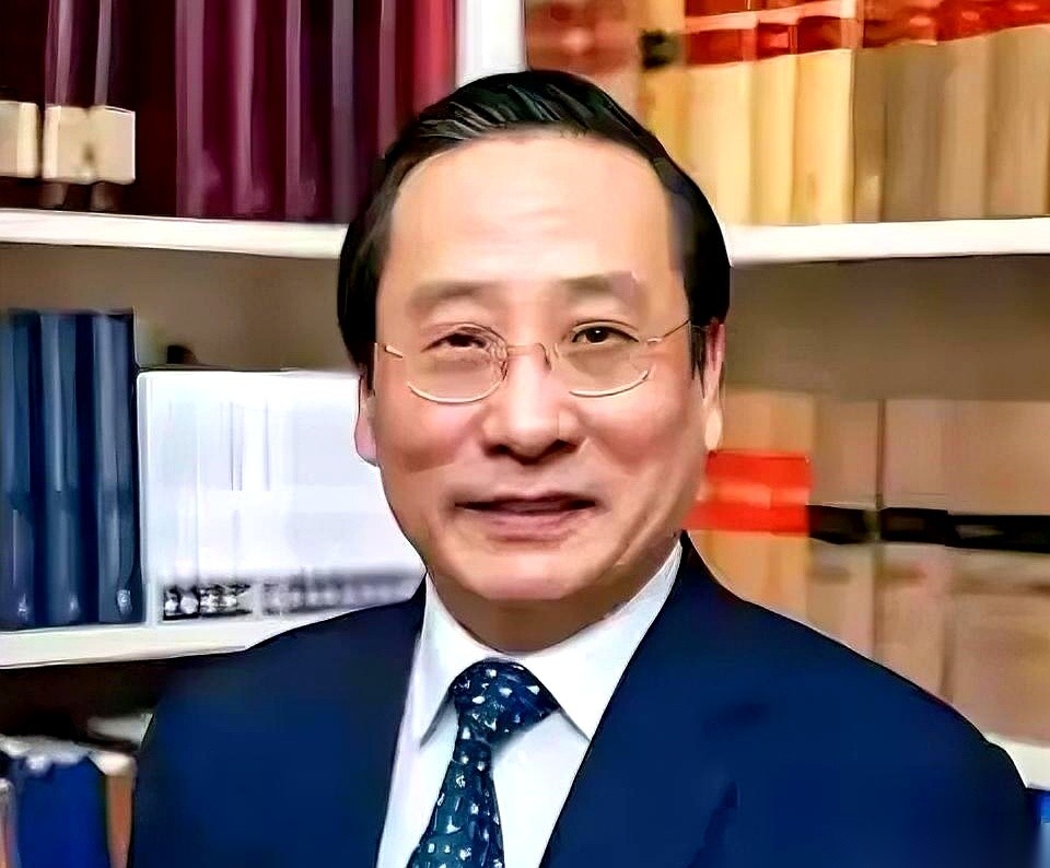 网友流传一个调侃段子，说高志凯去日本就安利东风21，去印度安利东风31，去澳大利亚安利东风41。
这个人不仅不是现任外交官或军方发言人，手里拿的还是耶鲁大学的法学博士学位和纽约州注册律师执照。
他跑到多哈论坛上讲述金砖机制的诉求，接下来新兴经济体还需要在中美关系里直面现实的利益博弈。
你平时刷手机看
