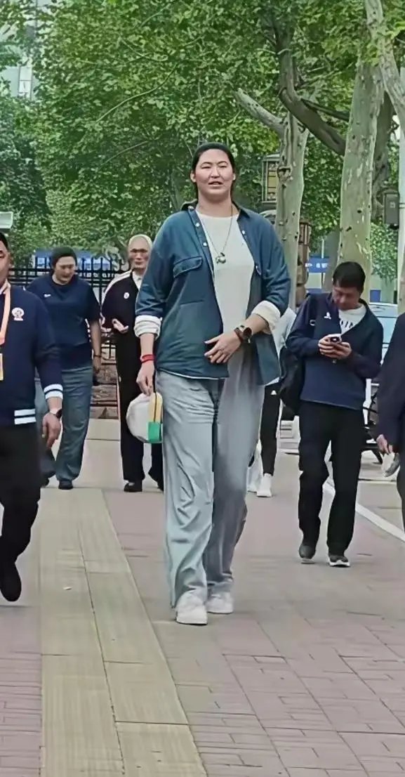 比姚明还高的竟然是一个少女，叫张子宇身高2.27米，她还只有19岁 ​
