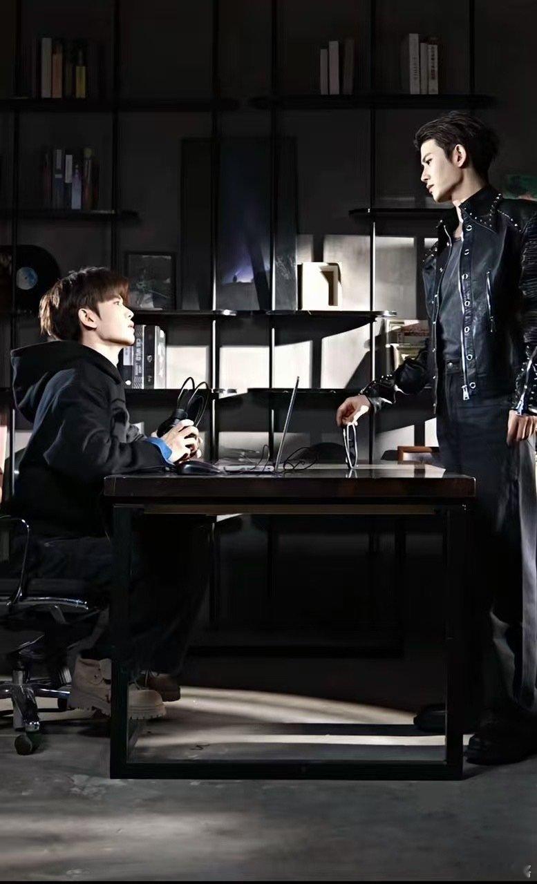 #头一次见这样的任嘉伦#一任千面，干净帅气的刑警李成，精明干练高智商，任嘉伦真的是能文能武，亦古亦今的好演员#深渊无间今日开播# rjl#任嘉伦李成# ​