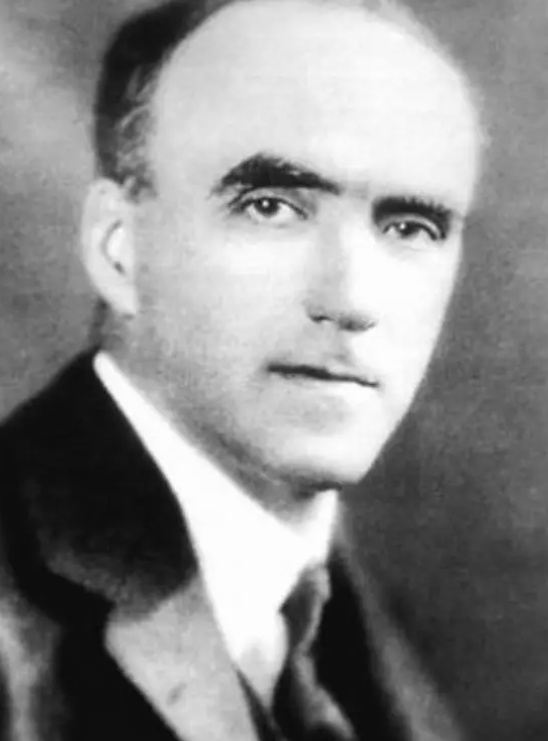 从1922年起，为了建设燕京大学，校长司徒雷登15年内往返美国10次，只为募捐筹款，其中一次就募得150万美元，这在当时几乎是个天文数字。

燕京大学的名字对许多人来说可能已经不再熟悉，但在民国时期，这所学校不仅是规模最大的高等学府之一，更以其教育质量和深远影响力在中国教育史上留下了印记。

187