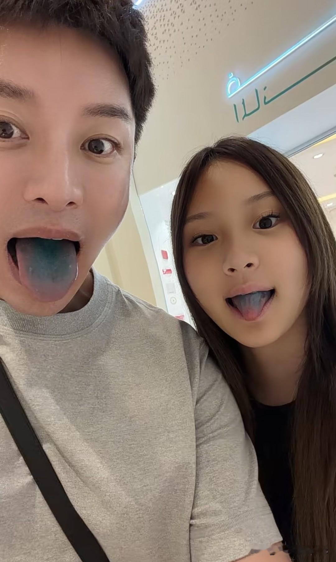 贾乃亮国庆节带着女儿去迪拜度假，13岁甜馨背着香奈儿包包，披着一头长发，背影很像妈妈。父女俩吃冰淇淋把舌头染成蓝色，对着手机搞怪自拍，二人都特别可爱，孩子和爸爸在一块就是最放松的状态。
甜馨妈妈有自己的朋友，她自己也能玩得很开心，贾乃亮正好趁着假期陪伴女儿，甜馨马上就要十四岁了，孩子越来越大，正是需